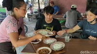 Seperti yang dituturkan oleh Amalah, warga asal Kota Malang yang penasaran ingin merasakan sate dan krengsengan daging Kambing mik Romlah. Amalah mengaku mengetahui lokasi dan menu sate daging termurah ini dari sosial media.