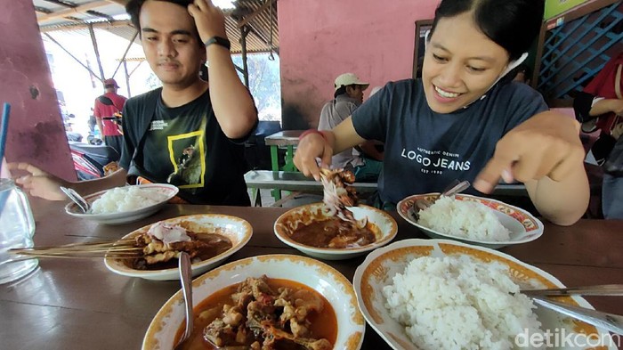 Sate Kambing dan Ayam di Kediri Cuma Rp 10 Ribu Per Porsi Lho Di Desa Pohrubuh, Kecamatan Semen, Kabupaten Kediri, ada kuliner sate kambing yang sangat terkenal murahnya. Seporsi sate kambing harganya hanya Rp 10.000 saja lho.