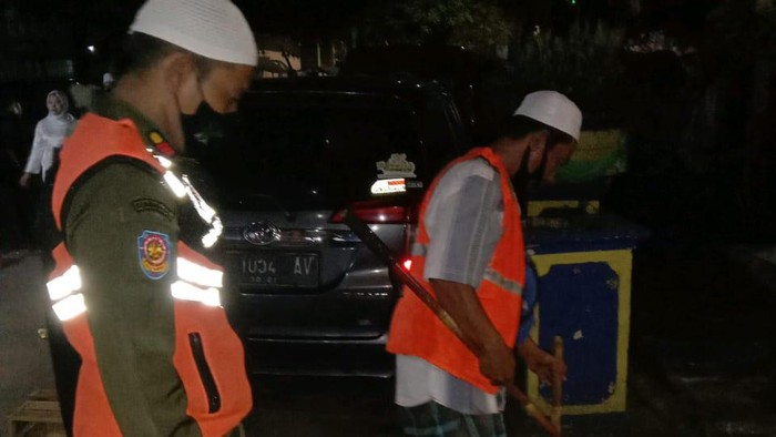 Satpol PP menindak warga tak pakai masker di KS Tubun-Petamburan.