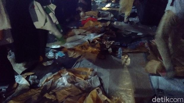 Sejumlah sampah berserakan ditemukan di sekitar lokasi setelah jemaah maulid bersama Habib Rizieq pergi (dok detikcom)
