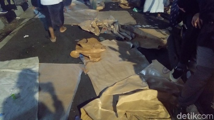 Sejumlah sampah berserakan ditemukan di sekitar lokasi setelah jemaah maulid bersama Habib Rizieq pergi (dok detikcom)