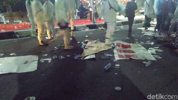 Sejumlah sampah berserakan ditemukan di sekitar lokasi setelah jemaah maulid bersama Habib Rizieq pergi (dok detikcom)