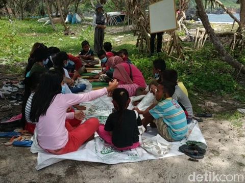 Sekolah Pasir, Inisiatif Relawan Pacitan Bantu Belajar Siswa Selama Pandemi