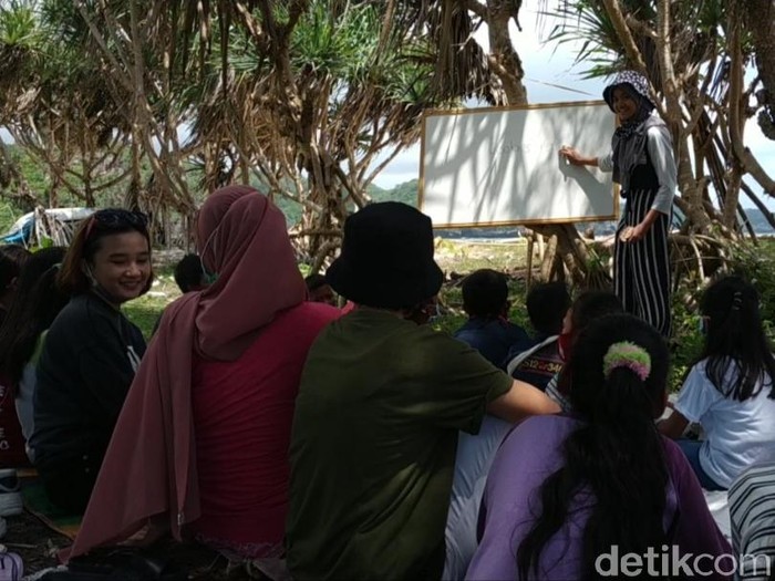 Sekolah Pasir, Inisiatif Relawan Pacitan Bantu Belajar Siswa Selama Pandemi