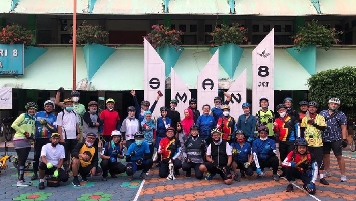 Serunya Bersepeda 8 Km di Ancol Sebanyak 80 pesepeda alumni SMA Negeri 8 Jakarta (Smandel) mengikuti acara yang bertajuk 'Sadel Gowes 8 Km di Ancol'. Berikut foto-fotonya.
