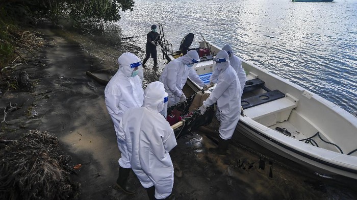 Petugas kesehatan dari EcoNusa Foundation mengambil darah milik warga yang diduga terpapar COVID-19 saat simulasi penanganan pasien terpapar COVID-19 di Pulau Hatta, Banda, Maluku, Sabtu (14/11/2020). Simulasi tersebut dilakukan dalam rangka memberikan pembelajaran dan pengetahuan terkait penanganan pasien COVID-19 yang harus dipindah dari wilayah pulau terpencil karena keterbatasan alat kesehatan. ANTARA FOTO/Muhammad Adimaja/foc.
