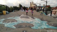 Selain itu di bagian lantai jembatan Skywalk Pantai Barat Pangandaran, terdapat gambar tiga dimensi yang mampu menambah variatif hasil foto para wisatawan.