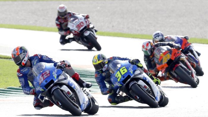 Spain MotoGP, MotoGP Eropa Spains rider Alex Rins of the Team SUZUKI ECSTAR leads on Spains rider Joan Mir of the Team SUZUKI ECSTAR and Spains rider Pol Espargaro of the Red Bull KTM Factory Racing in the MotoGP race during the European Grand Prix in Valencia, Spain, Sunday, Nov. 8, 2020. (AP Photo/Alberto Saiz)