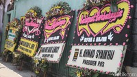 Sejumlah karangan bunga berjejer di lokasi. Tepatnya di dekat gang masuk rumah Habib Rizieq.