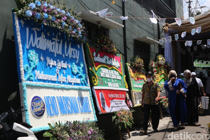 Acara resepsi pernikahan putri ke-empat Habib Rizieq Syihab, Syarifah Najwa Syihab, dengan Sayid Irfan Alaydrus sudah dimulai. Berikut foto-foto susana terkininya.