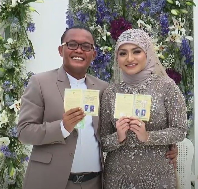 Sule baru saja melangsungkan pernikahan dengan Natalie Holscher. Nathalie diketahui punya darah keturunan Belanda dari sang nenek. Foto: YouTube