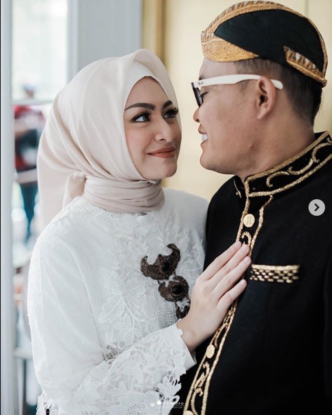 Sule menikahi Nathalie Holscher tepat di hari ulang tahunnya yang ke-43, 15 November 2020. Menurut sahabat Sule, Andre Taulany, komedian mantan pembawa acara Ini Talkshow itu sengaja memilih hari ulang tahunnya sebagai hari pernikahannya dengan Nathalie. Foto: Dok. Instagram @alexzulfikarlalisang, @amorphotoworks