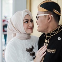 Sule menikahi Nathalie Holscher tepat di hari ulang tahunnya yang ke-43, 15 November 2020. Menurut sahabat Sule, Andre Taulany, komedian mantan pembawa acara Ini Talkshow itu sengaja memilih hari ulang tahunnya sebagai hari pernikahannya dengan Nathalie. Foto: Dok. Instagram @alexzulfikarlalisang, @amorphotoworks