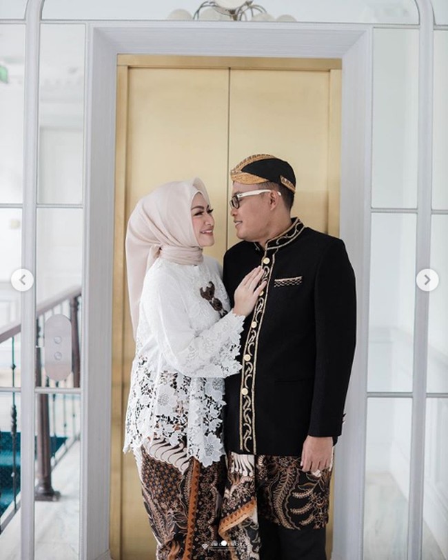 Sule dan Nathalie Holscher saling menatap penuh cinta di sesi foto prewedding mereka. Pasangan yang baru saja menikah ini mengungkapkan dalam live streaming setelah akad nikah, mereka ingin memiliki dua anak. Foto: Dok. Instagram @alexzulfikarlalisang, @amorphotoworks