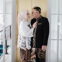 Sule dan Nathalie Holscher saling menatap penuh cinta di sesi foto prewedding mereka. Pasangan yang baru saja menikah ini mengungkapkan dalam live streaming setelah akad nikah, mereka ingin memiliki dua anak. Foto: Dok. Instagram @alexzulfikarlalisang, @amorphotoworks