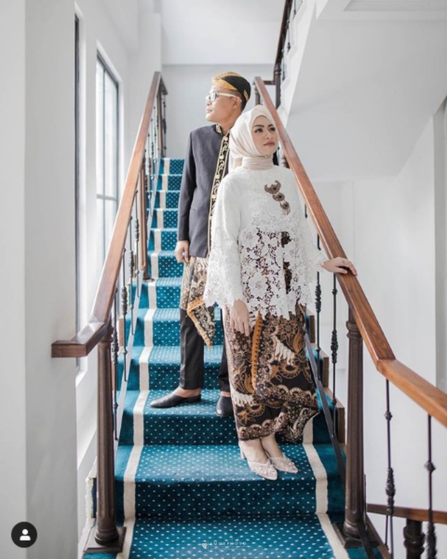 Sesi foto prewedding sempat dilakukan Sule dan Nathalie Holscher yang baru saja menikah. Keduanya menjalani pemotretan prewedding di Restoran The Gunawarman, Jakarta Selatan. Adalah stylist Alexander Zulfikar Lalisang yang merilis deretan foto prewedding Sule dan Nathalie ini. Dia menjadi stylist Sule dan Natalie untuk sesi prewedding tersebut. Foto: Dok. Instagram @alexzulfikarlalisang, @amorphotoworks