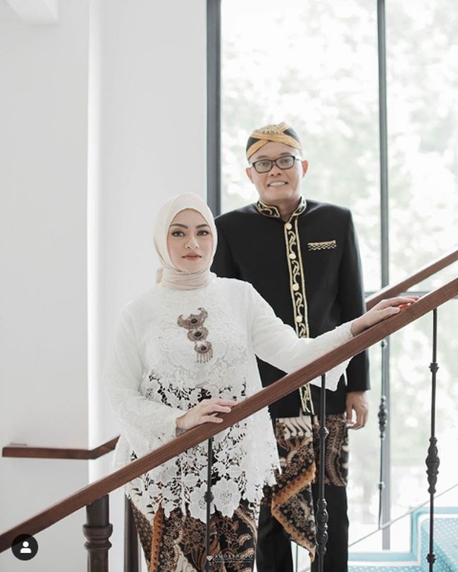 Sule dan Nathalie Holscher menggunakan dua gaya busana berbeda untuk sesi foto prewedding yaitu adat dan internasional. Untuk busana adat, Sule dan Nathalie menggunakan busana bertemakan adat Sunda.Foto: Dok. Instagram @alexzulfikarlalisang, @amorphotoworks