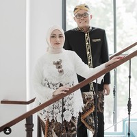 Sule dan Nathalie Holscher menggunakan dua gaya busana berbeda untuk sesi foto prewedding yaitu adat dan internasional. Untuk busana adat, Sule dan Nathalie menggunakan busana bertemakan adat Sunda.Foto: Dok. Instagram @alexzulfikarlalisang, @amorphotoworks