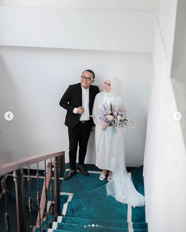 Sule menikahi Nathalie Holscher dengan mas kawin berupa perhiasan emas 75 gram, uang tunai Rp 200 juta, dan seperangkat alat salat. Acara ijab kabul Sule dan Nathalie ini berlangsung pada Minggu (15/11/2020) sore. Foto: Dok. Instagram @alexzulfikarlalisang, @amorphotoworks