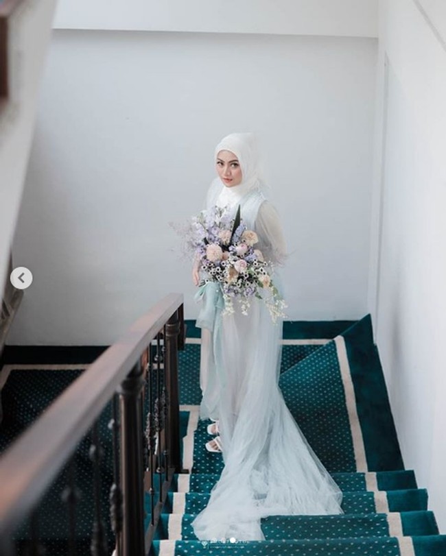 Untuk sesi busana formal bergaya internasional, Nathalie Holscher tampil memesona berkat pulasan makeup dari MUA Archangela Chelsea. Foto: Dok. Instagram @alexzulfikarlalisang, @amorphotoworks