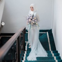 Untuk sesi busana formal bergaya internasional, Nathalie Holscher tampil memesona berkat pulasan makeup dari MUA Archangela Chelsea. Foto: Dok. Instagram @alexzulfikarlalisang, @amorphotoworks