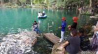 Di Talaga Biru Cicerem juga terdapat satu ikon yang menjadi magnet bagi wisatawan untuk datang berkunjung. Ikon itu ialah sebuah ayunan yang terbuat dari kursi rotan yang tergantung  di pohon tepat diatas danau. Ayunan itu menjadi salah satu spot foto paling menarik di Talaga Biru Cicerem. Dibawah ayunan, ratusan ikan berwarna-warni telah sudah berkumpul seakan ingin menyambut wisatawan yang berfoto di ayunan tersebut. 