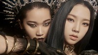 SM Entertainment merilis foto-foto Karina berbusana hitam dengan sosok misterius dengan tangan bersisik ular di belakangnya. (Foto: dok. SM Entertainment) 