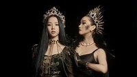 Black Mamba memang terinspirasi dari nama seekor ular. Karina terlihat anggun dalam balutan busana hitam beraksen emas dalam teaser fotonya.(Foto: dok. SM Entertainment) 