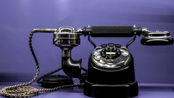 Telepon rumah jenis jadul ini ataupun yang baru sekarang sudah langka, kalaupun ada kadang cuma pajangan. Foto: Pocket Lint