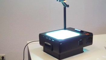 Overhead Projector dulu menjadi andalan presentasi di kelas oleh murid ataupun guru, sekarang tidak lagi. Foto: Pocket Lint