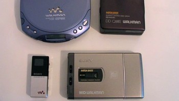 Ada yang menggunakan salah satunya untuk mendengar musik? Foto: Pocket Lint