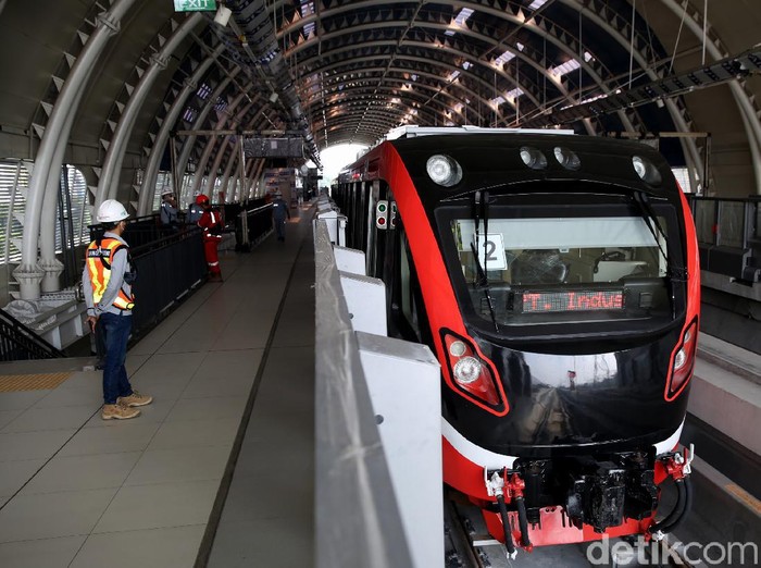 Stasiun LRT Taman Mini, Jakarta sudah hampir rampung pengerjaannya. Berikut foto-foto terkini suasana di lokasi.