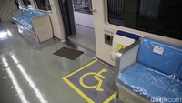 Kereta LRT saat ini pun sudah berada distasiun Taman Mini untuk melakukan uji coba. 