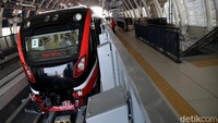 Suasana Stasiun LRT Taman Mini, Jakarta, Minggu (15/11/2020).
