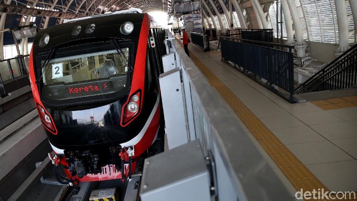 Stasiun LRT Taman Mini, Jakarta sudah hampir rampung pengerjaannya. Berikut foto-foto terkini suasana di lokasi.