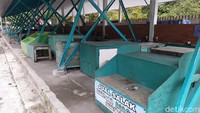Kios-kios di Tlaga Putri banyak yang kosong ditinggal penjual. Dagangan sudah dikemas rapi sementara lapak tempat berjualan sudah penuh debu dan sarang laba-laba. 