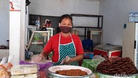 Di salah satu sudut Tlaga Putri masih ada penjual oleh-oleh yang buka. Di dalam kios itu hanya ada seorang ibu-ibu yang tengah sibuk mengolah makanan. 