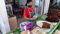 Ia adalah Rati, nenek 60 tahun warga Kaliurang. Salah satu pedagang Tlaga Putri yang masih bertahan. 