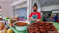 Kalau jualan seperti ini ya harus tlaten, kalau nggak tlaten nunggu ya tidak dapat apa-apa, kata Rati saat ditemui detikTravel, Minggu (15/11/2020). 