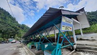 Pantauan detikcom di destinasi wisata Tlaga Putri, Kaliurang, Pakem, Sleman, Minggu (15/11/2020), pukul 12.45 WIB, suasana Tlaga Putri sangat lengang.