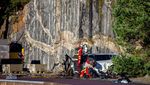 Potret Puluhan Mobil Volvo Sengaja Dijatuhkan dari Ketinggian 30 Meter