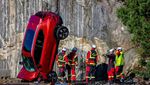 Potret Puluhan Mobil Volvo Sengaja Dijatuhkan dari Ketinggian 30 Meter