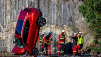 Mobil Volvo yang ringsek di bagian depan usai dijatuhkan dari ketinggian 30 meter. Foto: Volvo