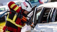 Para petugas penyelamat melatih kemampuan dengan memotong body Volvo. Foto: Volvo