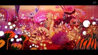Visual yang ditampilkan di teaser pekenalan member juga dihadirkan dalam MV Black Mamba aespa. Nuansa dunia fantasi dengan tanaman-tanaman bercahaya yang memberikan kesan indah. (Foto: dok. SM Entertainment)  