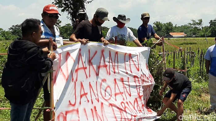 Ahli waris makam keluarga di Probolinggo menolak pembangunan Tol Pasuruan-Probolinggo (Paspro) seksi 4. Mereka menolak makam dibongkar karena belum menerima uang pemindahan jasad.