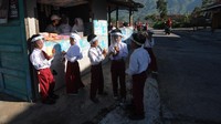 Sejumlah siswa SD Negeri 2 Tlogolele membeli makanan saat istirahat di Tlogolele, Selo, Boyolali, Jawa Tengah, Senin (16/11/2020).