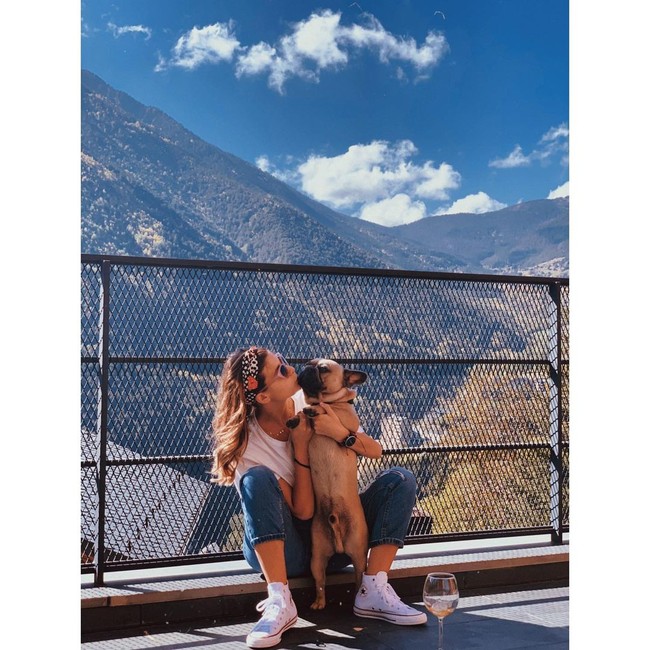 Alejandra ternyata juga pecinta binatang lho. Fotonya bersama seekor anjing ini sangat menggemaskan ya? (Foto: Instagram/@alejandralopezgarro)