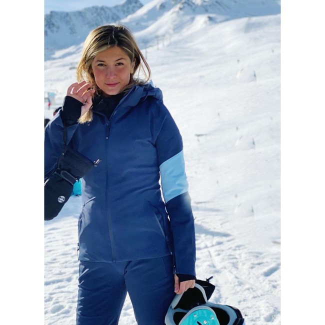 Seperti Joan Mir, Alejandra Lopez Garro juga doyan olahraga. Ski di pegunungan salju adalah salah satu olahraga favoritnya. (Foto: Instagram/@alejandralopezgarro)