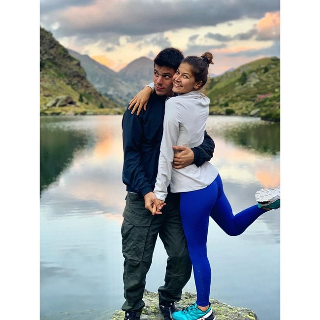 Joan Mir menoreh prestasi usai menjuarai MotoGP 2020. Dengan hanya sekali memenangi seri musim ini, Mir melewati rekor mendiang Nicky Hayden. Di balik kesuksesannya, ada sang kekasih yang setia mendampinginya. Dialah Alejandra Lopez Garro. (Foto: Instagram/@alejandralopezgarro)